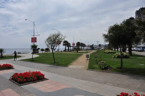 A orla muito bem cuidade de Viña del Mar, no Chile